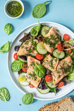 Forellenfilet mit Salat und Kräuterdressing