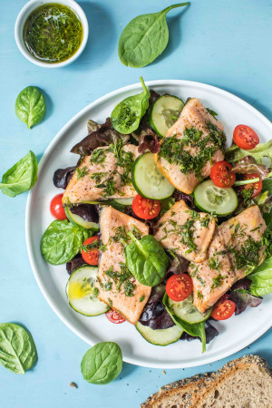 Filetto di trota accompagnato da insalata e salsa alle erbe