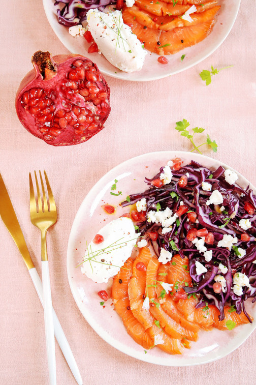Bowl mit mariniertem Lachs, Rotkraut, Granatapfelkernen und Feta