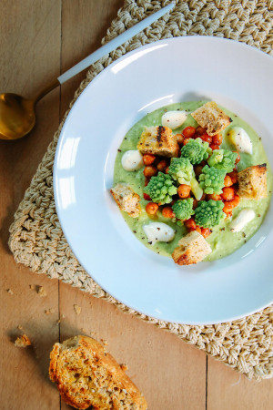 Soupe de chou frisé et chou romanesco aux pois chiches et croûtons de pain au romarin