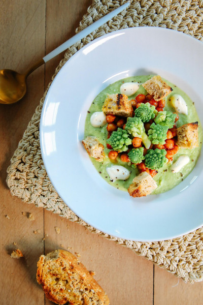Grünkohl-Romanesco-Suppe mit Kichererbsen und Croûtons