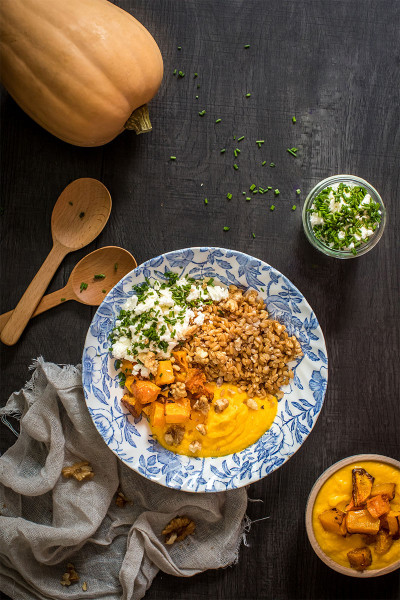Farro con carote e zucca butternut arrosto formaggio bryndza impanato con erba cipollina