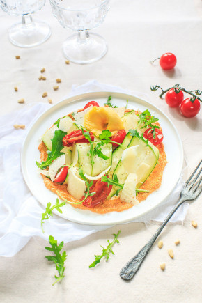 Zucchini-Carpaccio, Tomaten-Pesto und Mandarinen-Sorbet