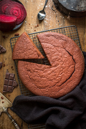 Moelleux van chocolade en rode biet